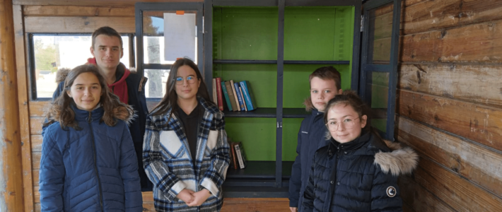 Mise en place d’une boîte à livre à l’arrêt de car